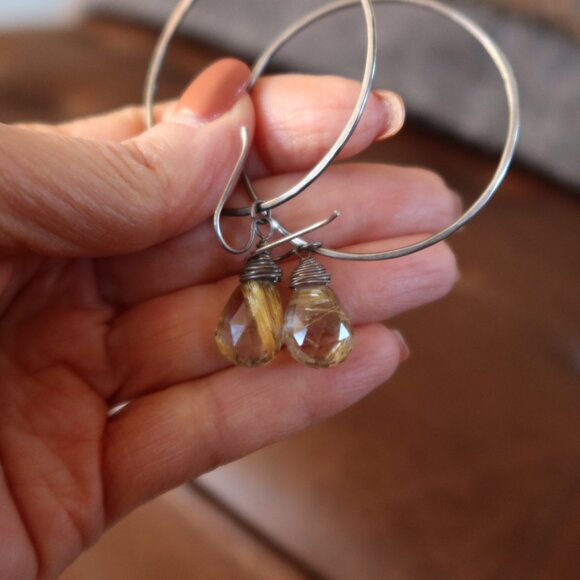 Faceted teardrops green/yellow stone&sterling silver front facing hoop earrings - Picture 10 of 16